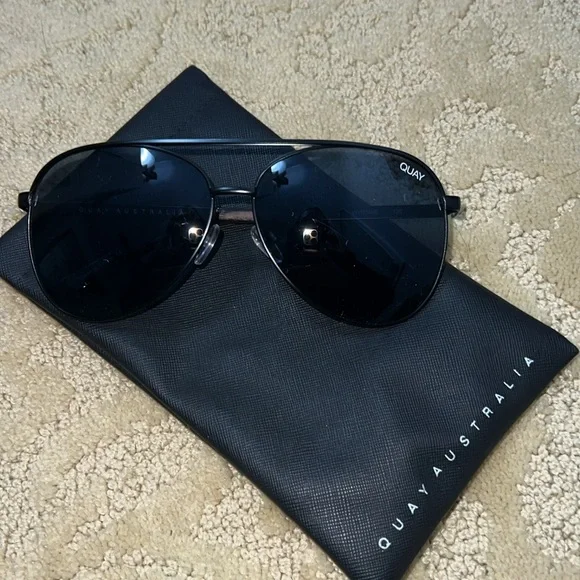 Quay Australia Black Aviator Sunglasses Women Vivienne (Gloss Black) 125687787?w=400 main image 2